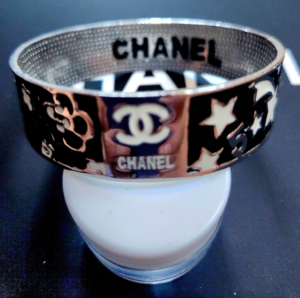 CHANEL ENAMEL Cuff